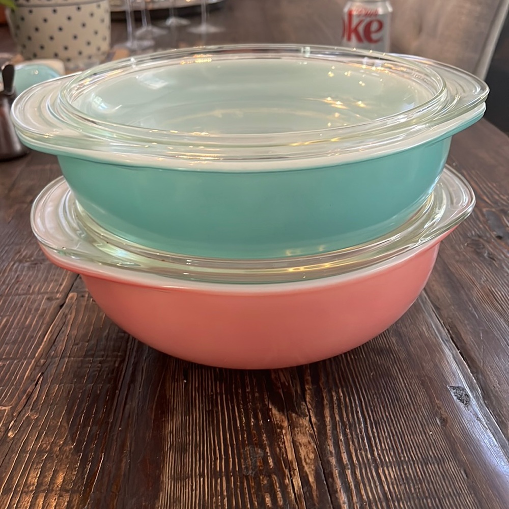 Pyrex bowls with lids